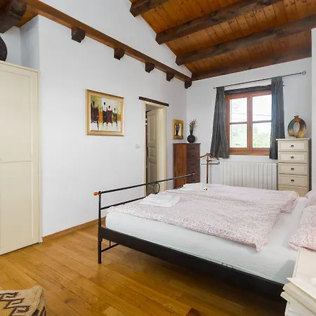 Beeindruckende Mit Privatpool, Meerblick, Babybett Und Besonderem Interieur