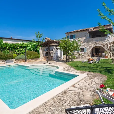 Beeindruckende Mit Privatpool, Meerblick, Babybett Und Besonderem Interieur Holiday home Vosteni