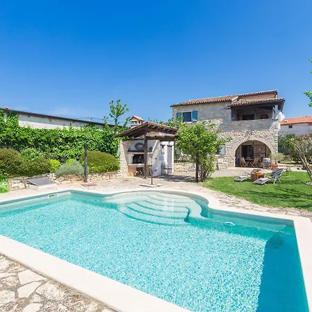 Beeindruckende Mit Privatpool, Meerblick, Babybett Und Besonderem Interieur