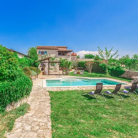 Beeindruckende Mit Privatpool, Meerblick, Babybett Und Besonderem Interieur Vosteni