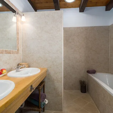 Holiday home Beeindruckende Mit Privatpool, Meerblick, Babybett Und Besonderem Interieur