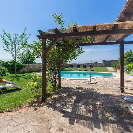 Beeindruckende Mit Privatpool, Meerblick, Babybett Und Besonderem Interieur Holiday home Vosteni