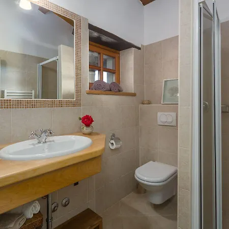 Holiday home Beeindruckende Mit Privatpool, Meerblick, Babybett Und Besonderem Interieur Vosteni