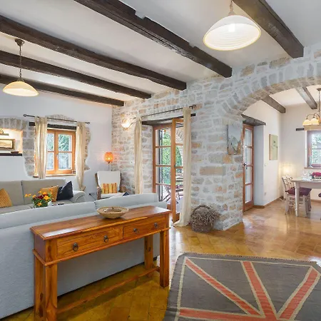 Holiday home Beeindruckende Mit Privatpool, Meerblick, Babybett Und Besonderem Interieur Vosteni