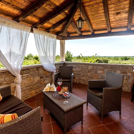 Beeindruckende Mit Privatpool, Meerblick, Babybett Und Besonderem Interieur